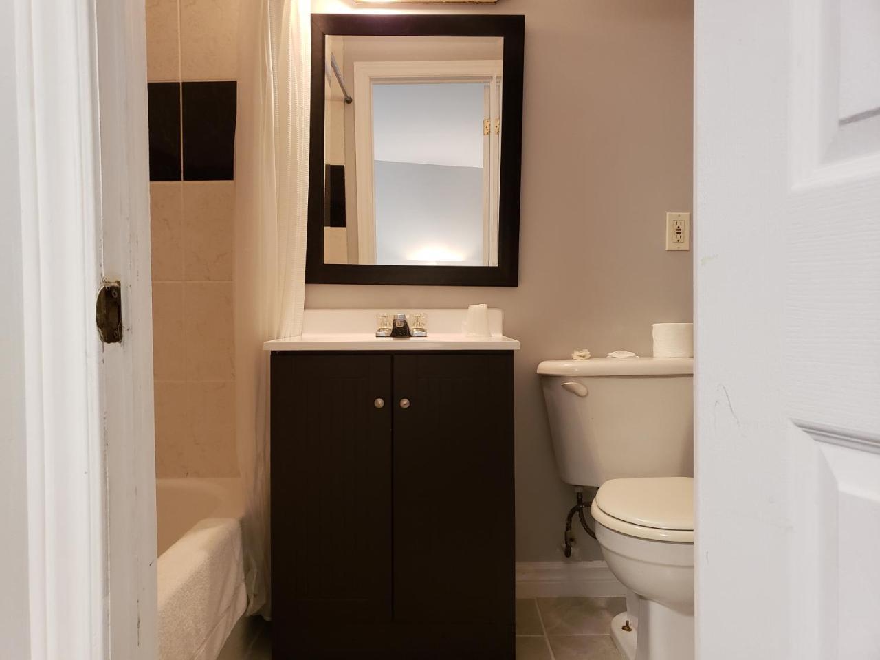 Regency Inn & Suites Корнуолл Экстерьер фото
